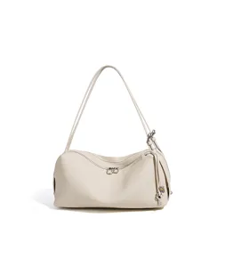 Detailansicht der beigen Ledertasche mit feinen Nähten und eleganten Metallreißverschlüssen.