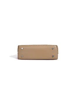 Vista inferior detallada del bolso de mano de cuero tejido de lujo con pies metálicos protectores.
