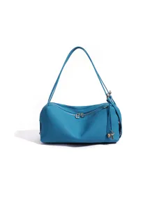 Blaues Leder Schultertasche Detail, stilvolle Bento Handtasche, Premium Pendler Accessoire.