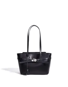 Vista de detalle del bolso tote de cuero negro, gran capacidad bolso para mujer elegante.
