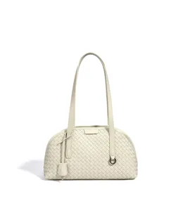 Vista detallada del elegante bolso de hombro de cuero tejido crema con asas dobles y diseño.