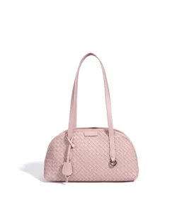 Vista detallada del bolso de hombro de cuero tejido rosa con diseño de textura clásica.
