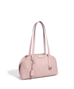 Detalle de bolso de hombro de cuero tejido rosa, artesanía elegante y diseño clásico.