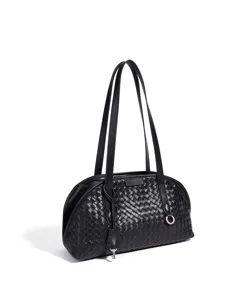 Bolso de hombro de cuero tejido negro detalle, bolso clasico artesanal para trabajo diario.