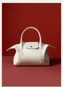 White leather top handle handbag detail, premium cowhide texture, exquisite craftsmanship.