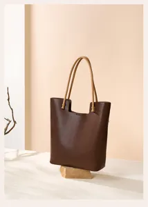 Detailed closeup view of the vintage genuine leather tote bag, large capacity and fine style.