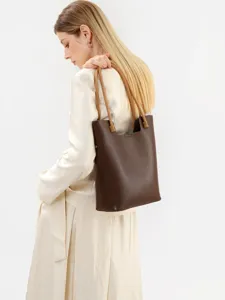 Elegant brown leather tote bag for women, large capacity shoulder bag for daily casual use.