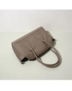 Vue détaillée du sac à bandoulière en cuir taupe, présentant texture et finitions.