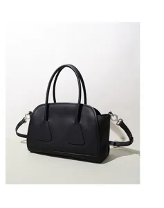Sac bandoulière boston en cuir noir au design minimaliste, double poignées et anneaux.