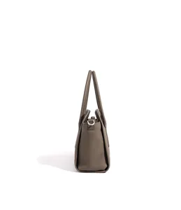 Sac bandoulière en cuir taupe vue latérale, design minimaliste et élégant pour le quotidien.