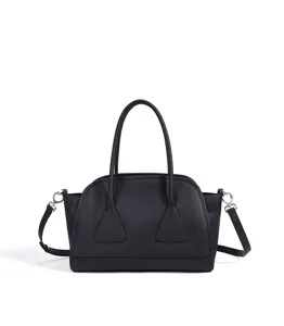 Sac a main porte epaule en cuir noir avec double poignee et details de design elegantes.