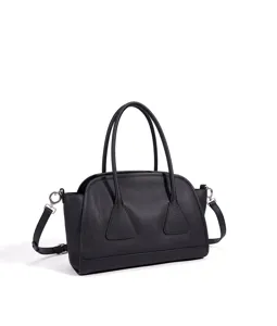 Vue détaillée du sac porté épaule en cuir noir mettant en valeur les coutures et le métal.