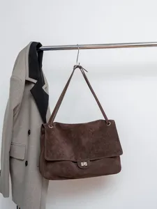 Dunkelbraune Wildleder Umhängetasche für Damen, große elegante Handtasche mit sicherem Drehverschluss.