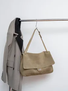 Beigefarbene Wildleder Umhängetasche für Damen, Retro Klappendesign mit Metallverschluss.