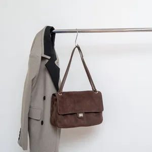 Braune Wildleder Umhängetasche für Damen, klassisches Klappendesign, große Freizeittasche.