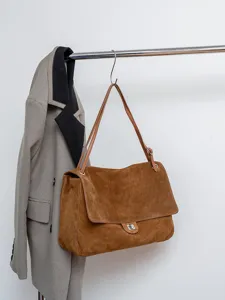 Braune Wildleder Umhängetasche Detail, große Kapazität Shopper, Vintage Stil Klappentasche.