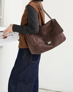 Braune Wildleder Umhängetasche für Damen, große elegante Shopper Tasche mit Metall Verschluss.