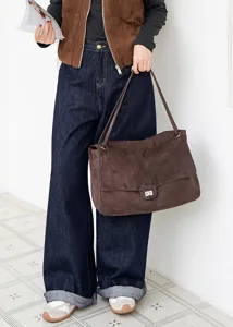 Damentasche aus Wildleder, große Umhängetasche mit Überschlag und elegantem Metallverschluss.