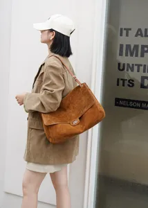 Elegante braune Wildleder Umhängetasche für Damen, große Kapazität Leder Shopper Handtasche.
