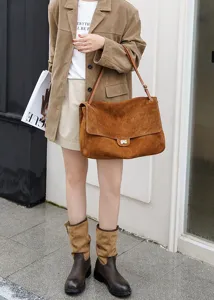 Braune Wildleder Umhängetasche für Damen, große Echtleder Tasche mit Überschlag und Metallverschluss.