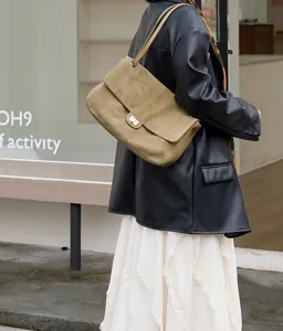Wildleder Umhängetasche mit klassischem Klappendesign und Metallverschluss für Damen Alltag.