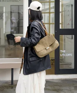 Wildleder Umhängetasche für Damen, retro lässige Achseltasche mit Metallschloss und Kette.