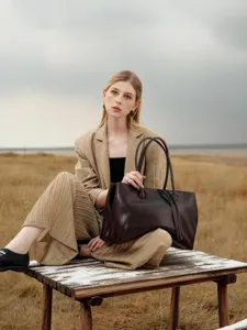 Retro genuine leather tote bag for women, large capacity minimalist daily shoulder bag.