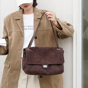 Braune Wildleder Umhängetasche für Damen, große Shopper Tasche mit Drehverschluss und Riemen.