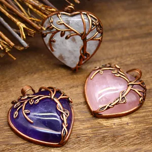 Natuurlijke kristallen hart hanger met vintage koperen boomtak design, elegante sieraden detail.