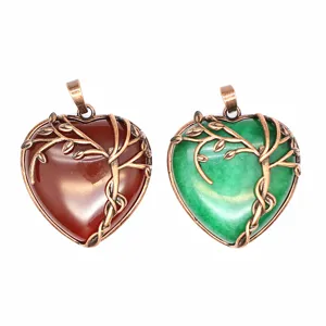 Gedetailleerd overzicht van vintage natuursteen hart kristal hanger met koperen takken.
