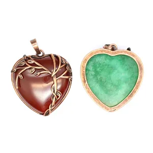 Detailweergave van retro met koper omwikkelde rode agaat en groene jade hart hangers.