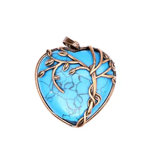 Close-up detail van vintage bronzen boomtak omwikkelde hart turquoise hanger ketting.