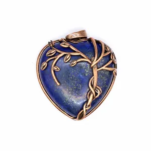 Gedetailleerd close-up van een hartvormige blauwe steenhanger met koperdraad boomontwerp.