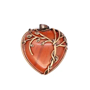 Vintage rode steen hart hanger met bronzen tak ontwerp, prachtig natuursteen sieraden detail.