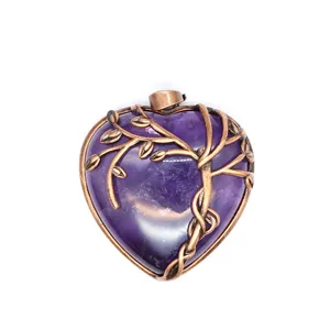 Gedetailleerd close-up van de prachtige paarse amethist hart kristal hanger met bronzen boomtakdraad.