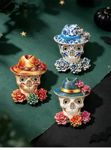 Vue détaillée de magnifiques broches crâne décorées de fleurs en strass étincelantes.