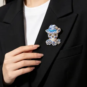Broche crane Jour des Morts style porcelaine bleue avec roses et chapeau accessoire mode