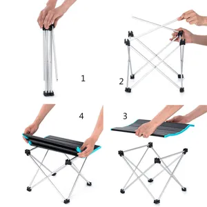 Mesa de camping plegable de aluminio ultraligera portátil con detalle de montaje.