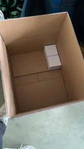 Vue détaillée de la boîte d'emballage blanche pour réchaud à alcool de camping en carton.