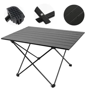 Vista detallada de la mesa de camping plegable negra con almohadilla y superficie.