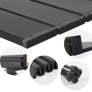 Vista detallada de mesa de camping plegable de aluminio ligera con juntas resistentes y pies estables.