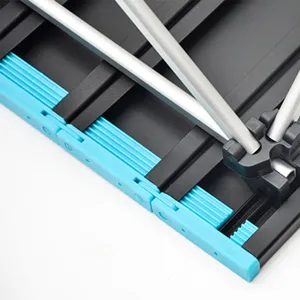 Detalle de la mesa de camping plegable con estructura de aluminio resistente y azul.