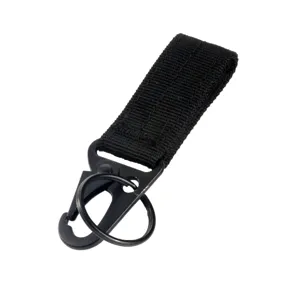 Dettaglio cinturino portachiavi tattico nero, nylon resistente con gancio e anello in metallo.