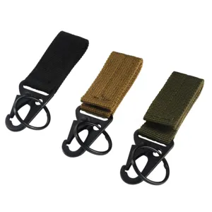 Vista dettagliata di portachiavi tattici in nylon nero, marrone e verde con ganci metallici.