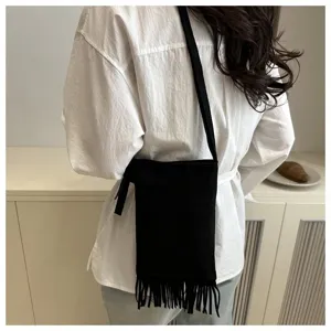 Bolso cruzado negro de ante con flecos, pequeño bolso para móvil de estilo bohemio chic.
