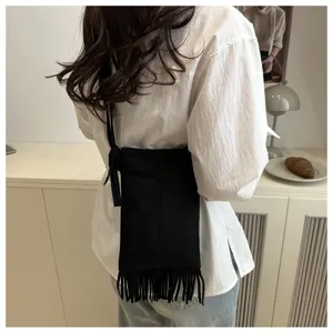 Bolso cruzado negro con flecos detalle, pequeño bolso de teléfono estilo boho vintage.