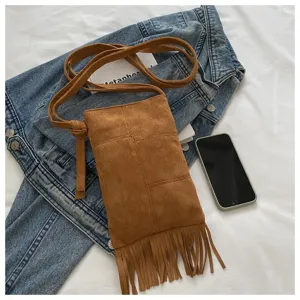 Bolso bandolera marrón de ante con flecos vista detallada con diseño patchwork y correa