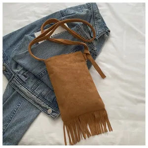 Bolso bandolera de ante marrón con flecos, mini bolso para móvil estilo bohemio vintage detalle.