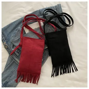 Vista detallada del bolso cruzado con flecos estilo bohemio vintage, material suave y borlas.
