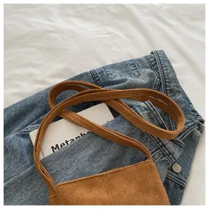 Bolso cruzado mini de ante marrón vista detallada, textura de bolso para móvil.
